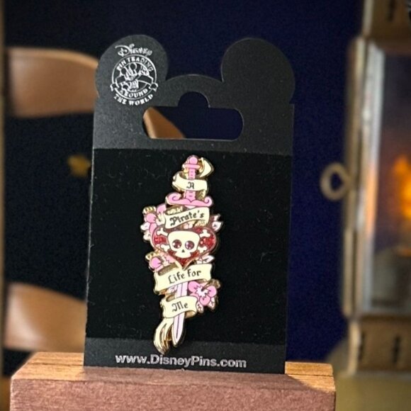 Disney - Pirate Skull and Dagger - A Pirate’s Life for Me - Enamel Pin - 2007 - Picture 1 of 3